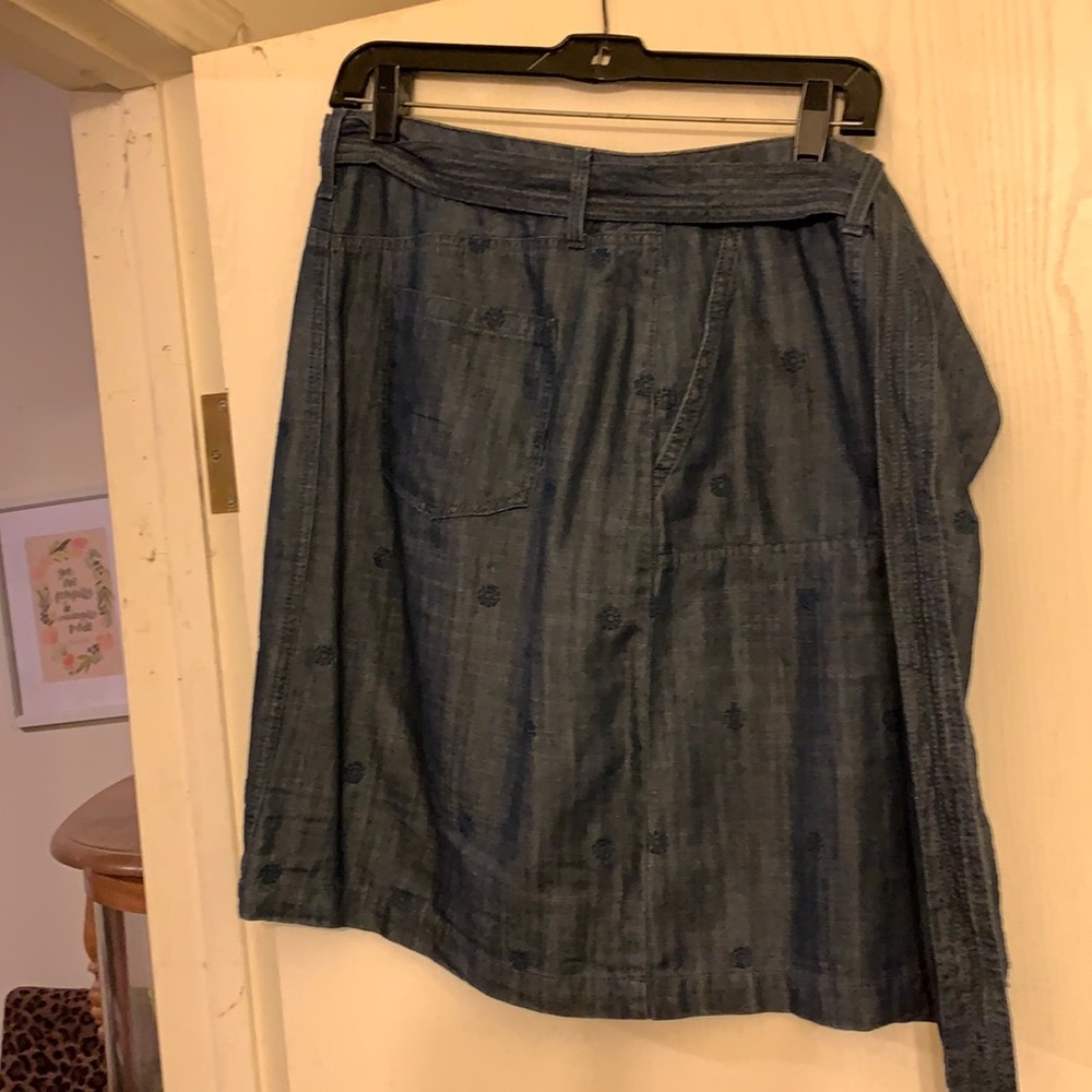 Fun denim skirt with tie belt